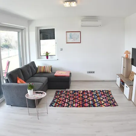 Fuzliget Ezuestnyar *